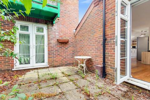 1 bedroom flat to rent, Walnut Tree Close, Guildford GU1