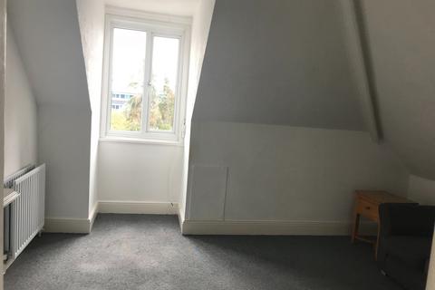 1 bedroom in a house share to rent, Clockhouse Road, Farnborough, GU14 7QY