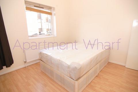 1 bedroom in a flat share to rent, Ironmongers Place, London, E14