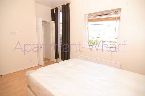 1 bedroom in a flat share to rent, Ironmongers Place, London, E14