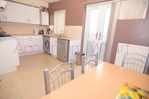 1 bedroom in a flat share to rent, Ironmongers Place, London, E14