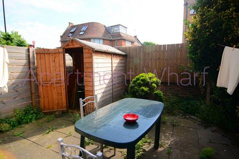 1 bedroom in a flat share to rent, Ironmongers Place, London, E14
