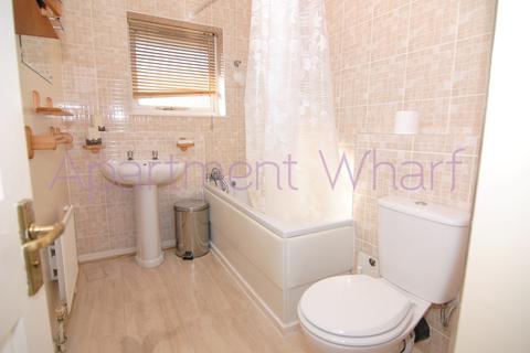 1 bedroom in a flat share to rent, Ironmongers Place, London, E14
