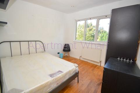 1 bedroom in a flat share to rent, Edwin Street    (Canning town), London, E16
