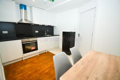 1 bedroom in a flat share to rent, Room F  Edwin Street    (Canning town), London, E16