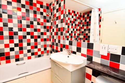 1 bedroom in a flat share to rent, Harbinger Road, London, E14