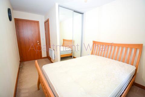 1 bedroom in a flat share to rent, Block Wharf  Cuba street     (Canary Wharf), London, E14