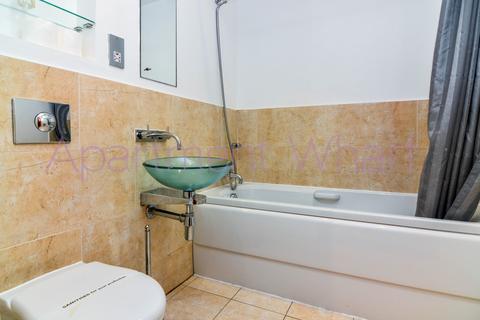 1 bedroom in a flat share to rent, Block Wharf  Cuba street    (Canary Wharf), London, E14