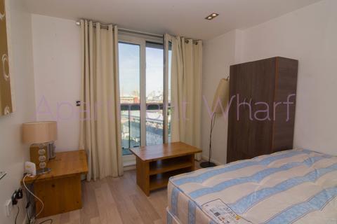 1 bedroom in a flat share to rent, City tower, London, E14