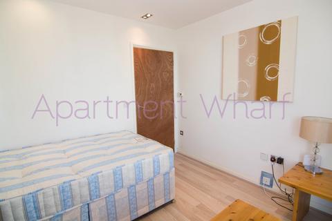 1 bedroom in a flat share to rent, City tower, London, E14