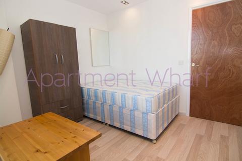 1 bedroom in a flat share to rent, City tower, London, E14