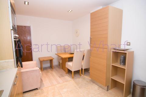 1 bedroom in a flat share to rent, City tower, London, E14
