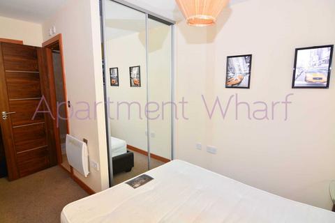 1 bedroom in a flat share to rent, Block Wharf  Cuba street    (Canary Wharf), London, E14