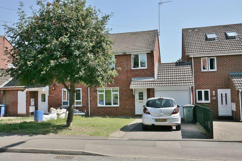 Queensway, Banbury No onward chain 3 bed semidetached house £242,000