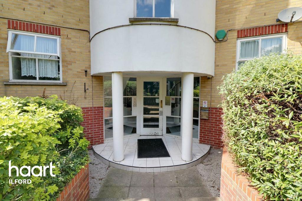 Albert Road, Ilford 2 bed flat £265,000