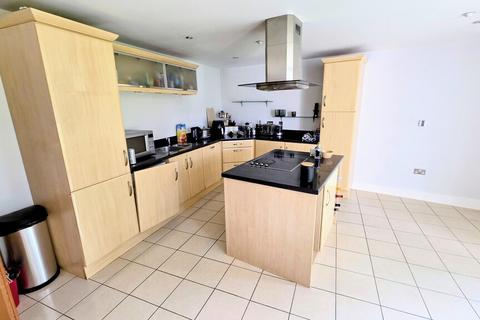 2 bedroom flat to rent, Flat 8, The Crescent, Gloucester Road