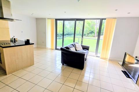 2 bedroom flat to rent, Flat 8, The Crescent, Gloucester Road