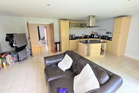 2 bedroom flat to rent, Flat 8, The Crescent, Gloucester Road
