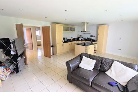 2 bedroom flat to rent, Flat 8, The Crescent, Gloucester Road