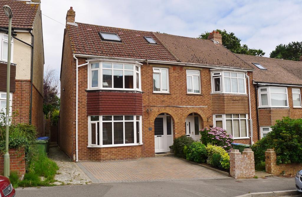 LEIGH ROAD, FAREHAM 4 bed end of terrace house £320,000
