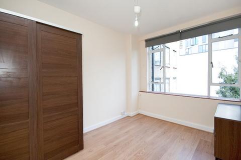 Studio to rent, Charterhouse Square, EC1M