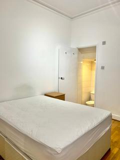 Studio to rent, Kilburn High Road, London, NW6