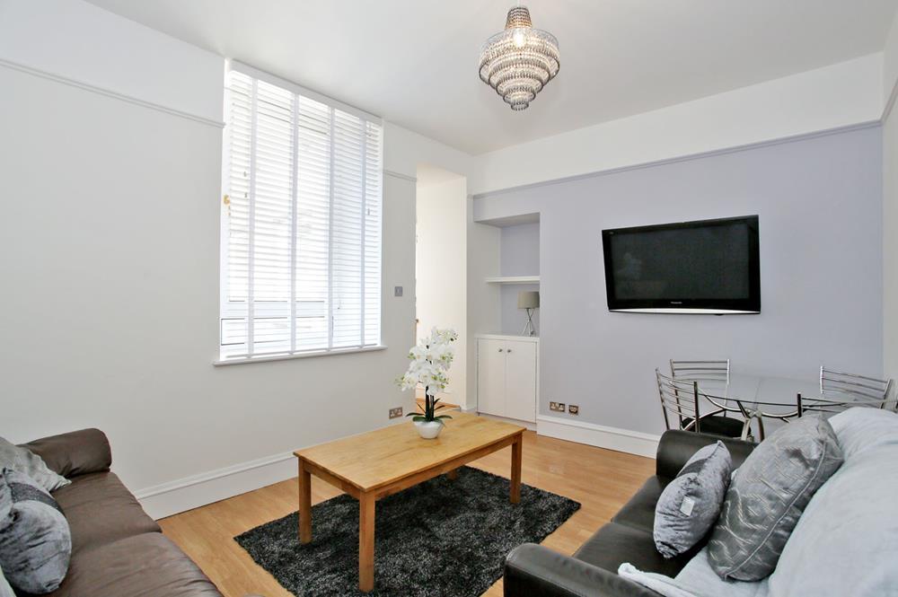 10 lamond − living room .