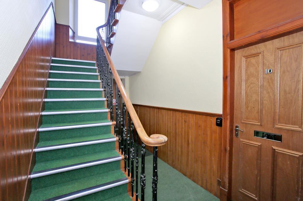 10 lamond − staircase