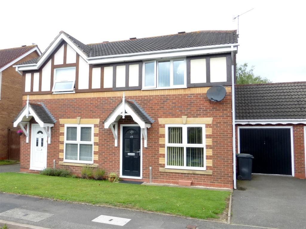 Larkspur Drive, Evesham, Worcestershire, WR11 3 bed semidetached house