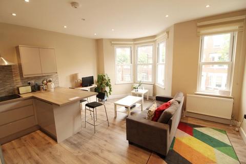 5 bedroom flat to rent, Carlingford Road, Turnpike Lane, N15