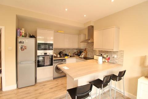 5 bedroom flat to rent, Carlingford Road, Turnpike Lane, N15