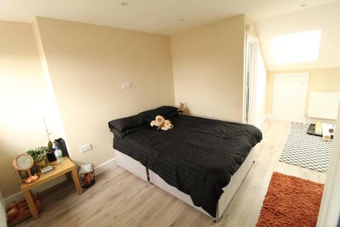 5 bedroom flat to rent, Carlingford Road, Turnpike Lane, N15