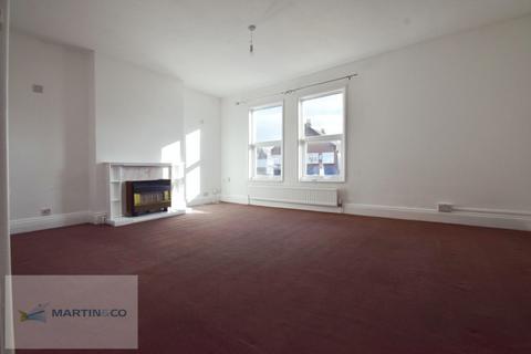 3 bedroom flat to rent, Terrace Road, Walton On Thames