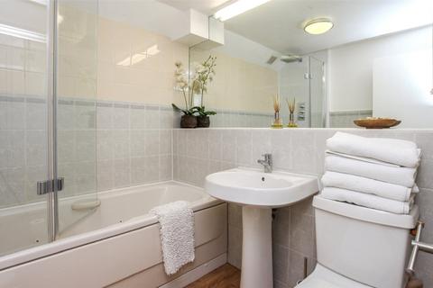 2 bedroom flat to rent, Centre Point House, 15a St. Giles High Street, London