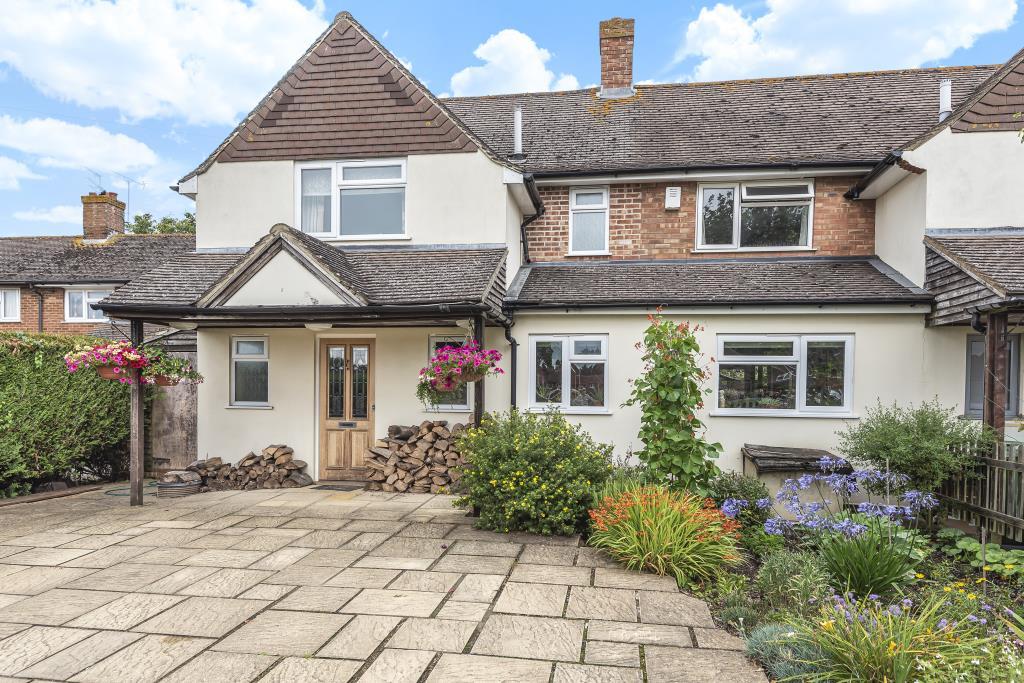 Stokenchurch, Buckinghamshire, HP14 3 bed semidetached house £380,000