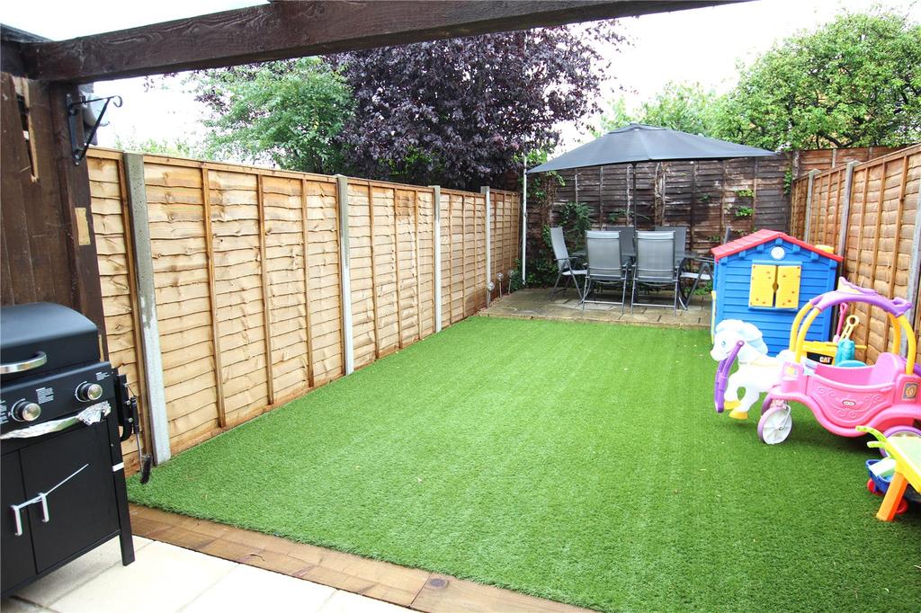Insley Gardens, Hucclecote, Gloucester, GL3 3 bed terraced house £220,000