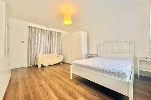 1 bedroom in a house share to rent, Jersey Road, Hounslow, TW3