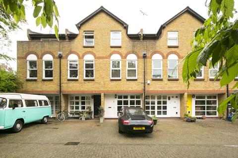 2 bedroom terraced house to rent, Tottenham Road, London, N1