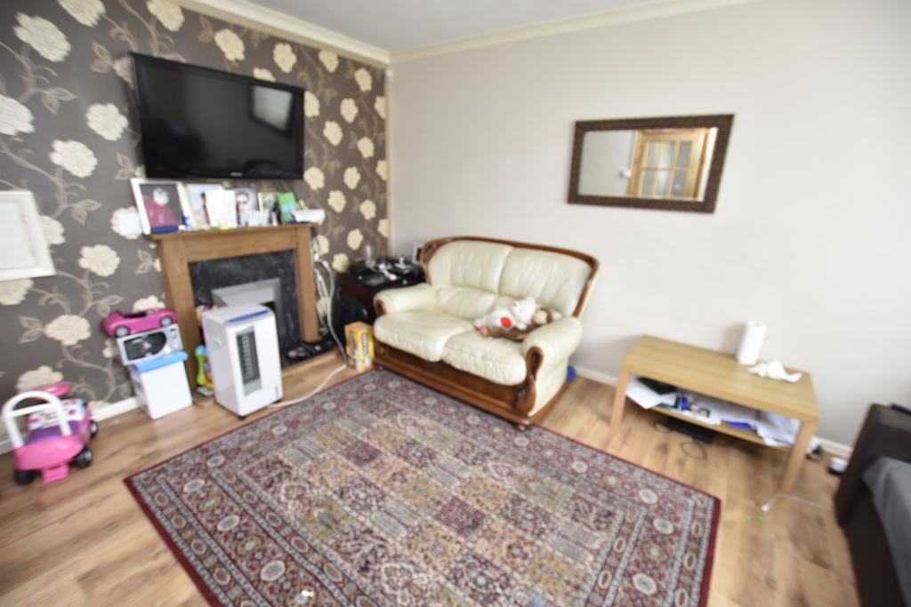 Avenue, Feltham, Middlesex, TW14 3 bed end of terrace house £
