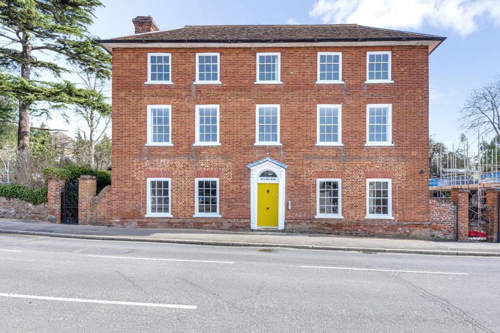 Bridge Road, Bagshot, GU19 1 bed apartment to rent £1,400 pcm (£323 pw)