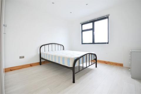 1 bedroom in a house share to rent, Chatsworth Gardens, Acton, W3 9LP