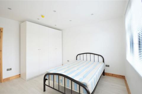 1 bedroom in a house share to rent, Chatsworth Gardens, Acton, W3 9LP