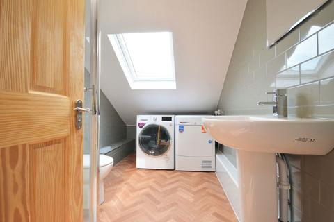 1 bedroom in a house share to rent, Chatsworth Gardens, Acton, W3 9LP