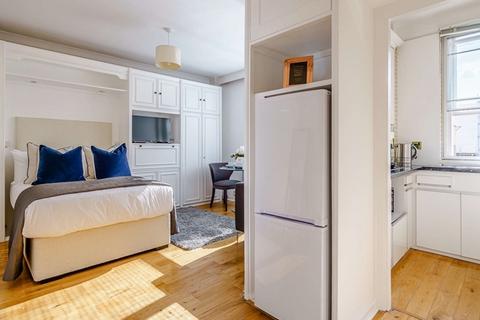 Studio to rent, Hill Street, Mayfair