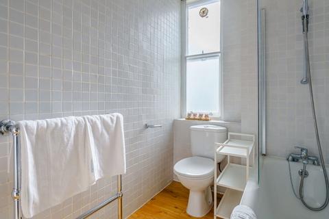 Studio to rent, Hill Street, Mayfair