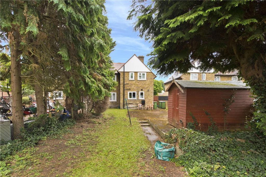 Old Palace Road, Weybridge, Surrey, KT13 3 bed semidetached house £