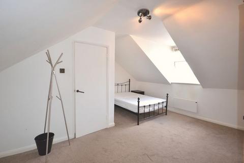 2 bedroom flat to rent, High Street, London E17