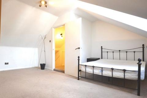 2 bedroom flat to rent, High Street, London E17
