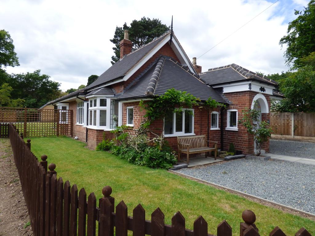 Manor Road, Kings Bromley 3 bed detached bungalow £595,000