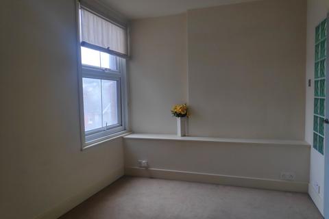 1 bedroom flat to rent, Hatchlands Road, Redhill